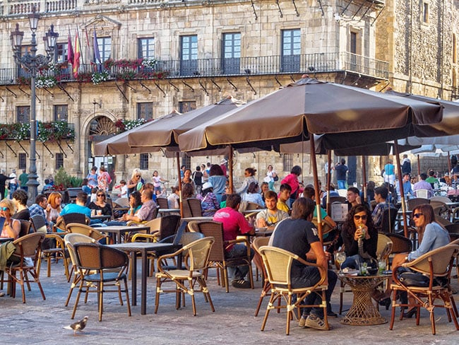 Outdoor cafés and diners in Plaza Mayor in León, Castilla y León, Spain