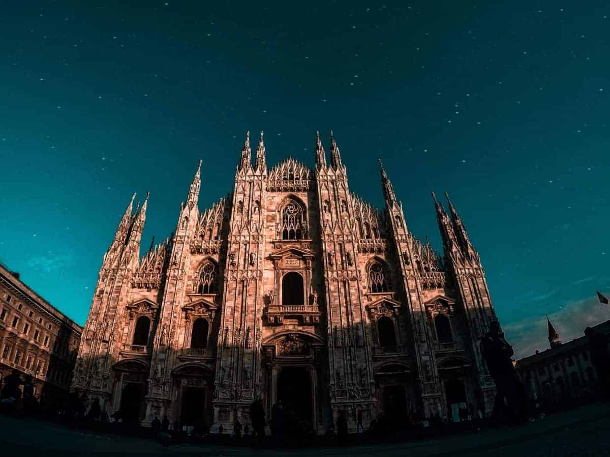 where to stay milan cathedral at night
