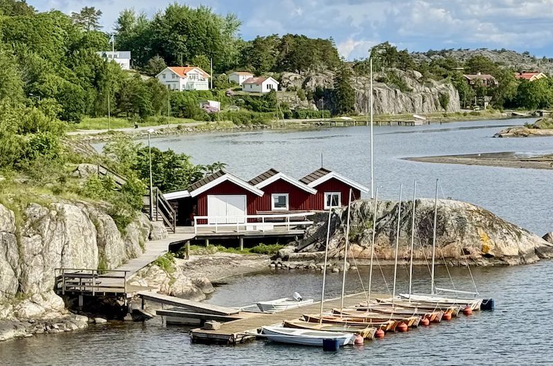 The bridge linking Styrsö and Donsö offers classic archipelago views.