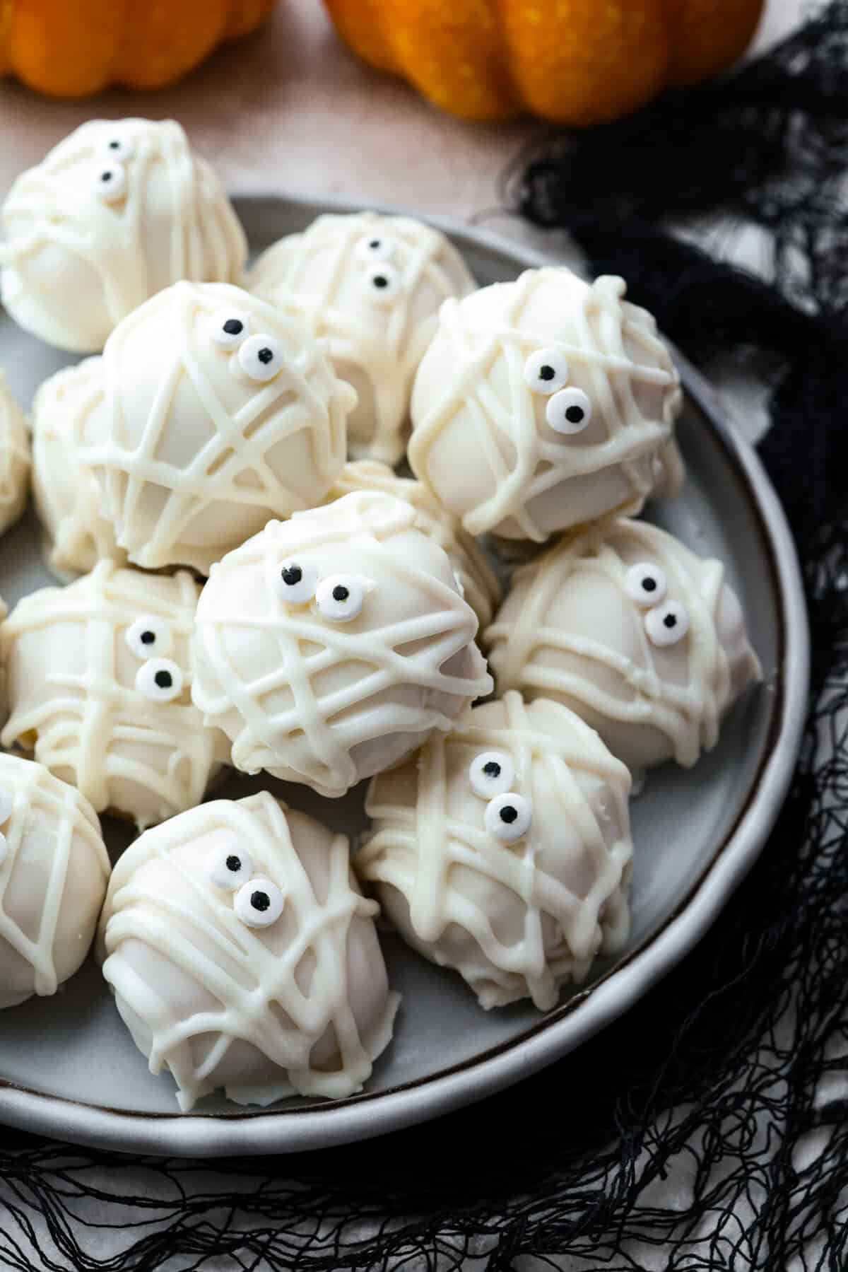Mummy oreo balls
